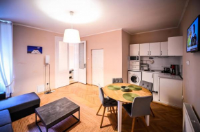 Jules' sunny, spacious and central apartment, Sibiu
